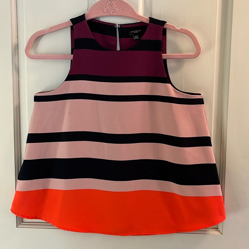 Sleeveless swing top. Multi colored.